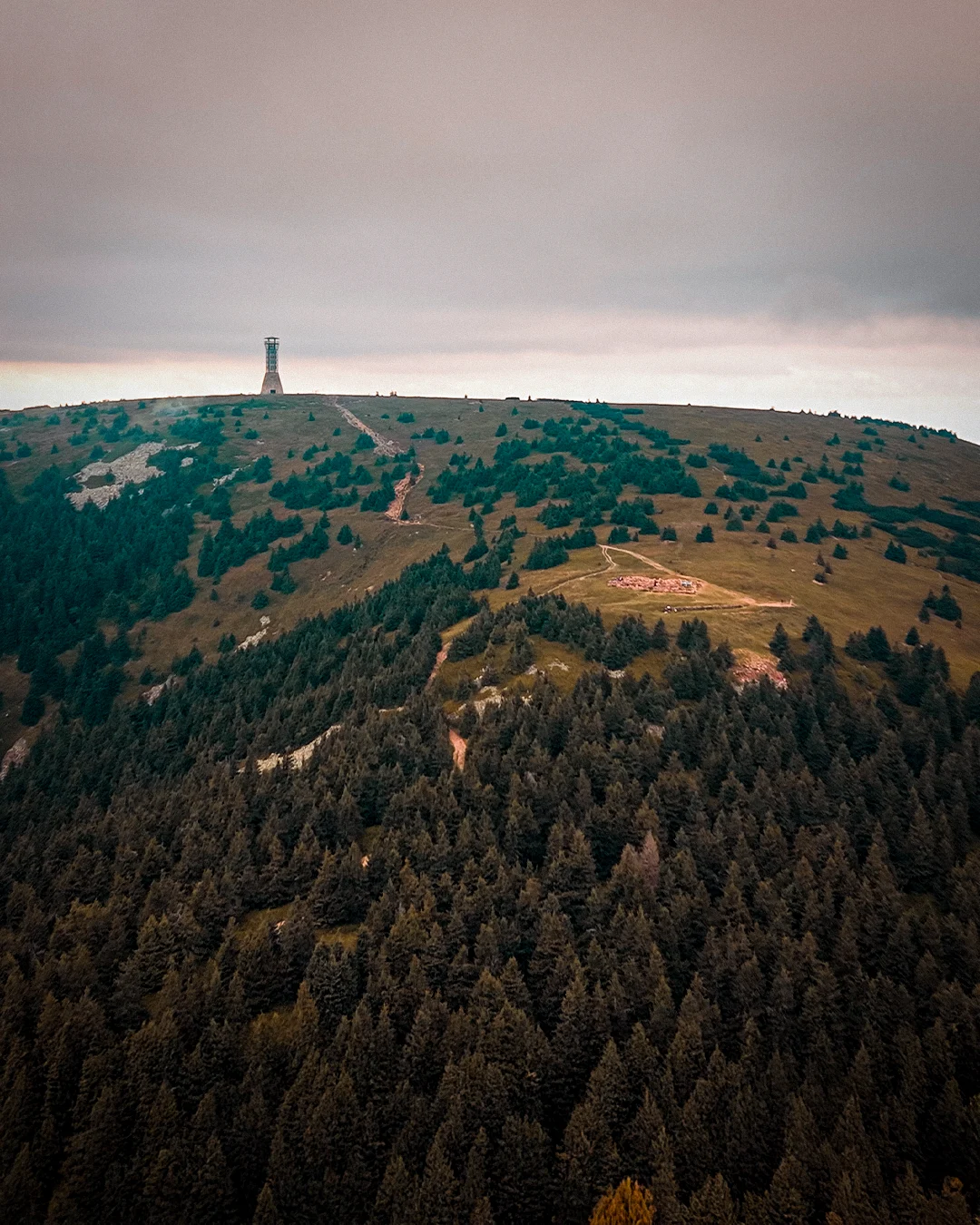 Věž na vrcholu.