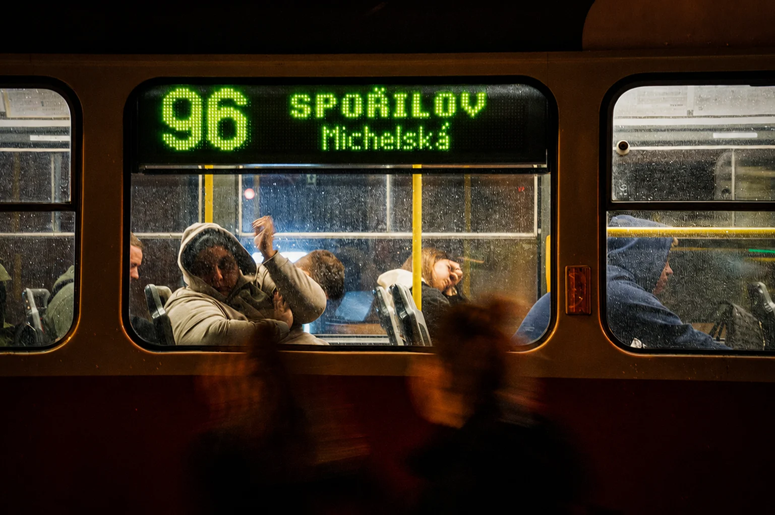 Město za sklem, člověk uvnitř obrazu.
