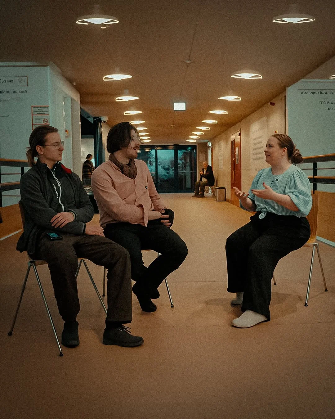 Rozhovor v prostoru mezi výstavními exponáty.